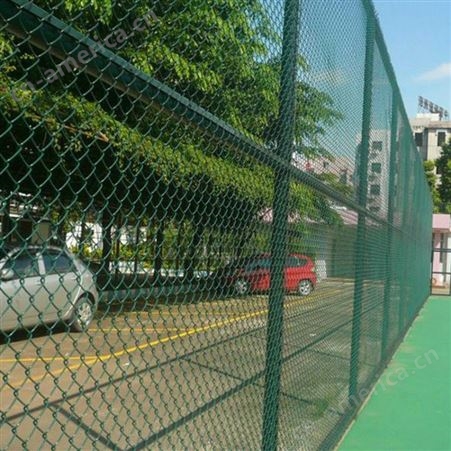 菱形勾花浸塑护栏镀锌体育围栏防撞运动场隔离网球场护栏网足球围栏